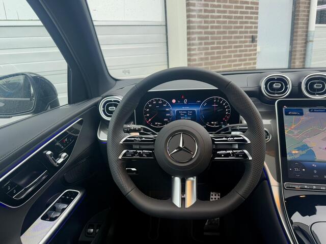 Mercedes-Benz GLC-KLASSE 300e 4MATIC Sport Edition | 360° Camera | Night Pakket | Panoramadak | Dodehoekassistent | Elektrisch Verstelbare Stoelen + Memory | Stoelverwarming | Sfeerverlichting | Apple CarPlay | Android Auto | Elektrische Achterklep | Elektrisch Inklapbare Buitens