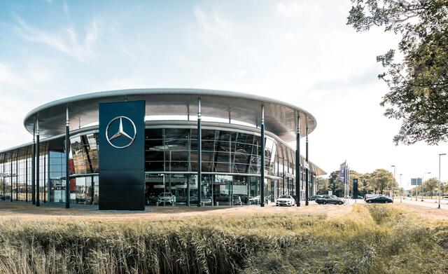 Mercedes-Benz GLC-KLASSE 300 e 4MATIC Plug-In Hybride Edition AVANTGARDE | Trekhaak | 19 Inch velgen | AC en DC lader | Zwarte Hemel | Distronic | Stuur en Stoelverwarming. Inclusief 24 maanden Mercedes-Benz Certified garantie voor Europa.