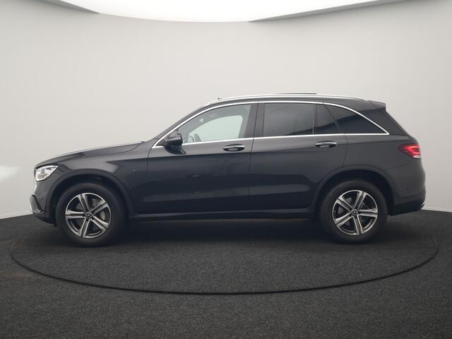 Mercedes-Benz GLC-KLASSE 300e 4MATIC Business Solution AMG PHEV 313pk Dealer O.H. | Panodak | Head Up | Camera | Alcantara Sportstoelen Verwarmd | Sfeerverlichting | Keyless | Blis | Apple Carplay | Cruise Control | Navigatie | DAB | Plug In Hybrid |