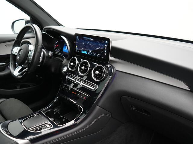 Mercedes-Benz GLC-KLASSE 300e 4MATIC Business Solution AMG PHEV 313pk Dealer O.H. | Panodak | Head Up | Camera | Alcantara Sportstoelen Verwarmd | Sfeerverlichting | Keyless | Blis | Apple Carplay | Cruise Control | Navigatie | DAB | Plug In Hybrid |