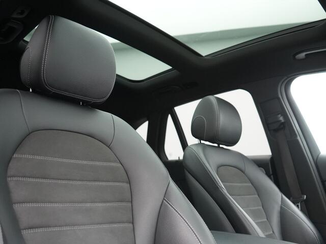 Mercedes-Benz GLC-KLASSE 300e 4MATIC Business Solution AMG PHEV 313pk Dealer O.H. | Panodak | Head Up | Camera | Alcantara Sportstoelen Verwarmd | Sfeerverlichting | Keyless | Blis | Apple Carplay | Cruise Control | Navigatie | DAB | Plug In Hybrid |