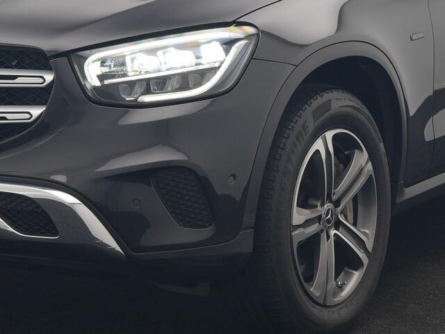 Mercedes-Benz GLC-KLASSE 300e 4MATIC Business Solution AMG PHEV 313pk Dealer O.H. | Panodak | Head Up | Camera | Alcantara Sportstoelen Verwarmd | Sfeerverlichting | Keyless | Blis | Apple Carplay | Cruise Control | Navigatie | DAB | Plug In Hybrid |