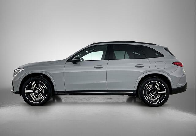 Mercedes-Benz GLC-KLASSE 300e 4MATIC Business Solution AMG | Advanced plus | Nightpakket | Parkeerpakket | Trekhaak | Treeplanken in aluminiumlook | Middenconsole metaalstructuur | Panoramaschuifdak | 20 inch vijfspaaks lichtmetalen AMG-velgen |