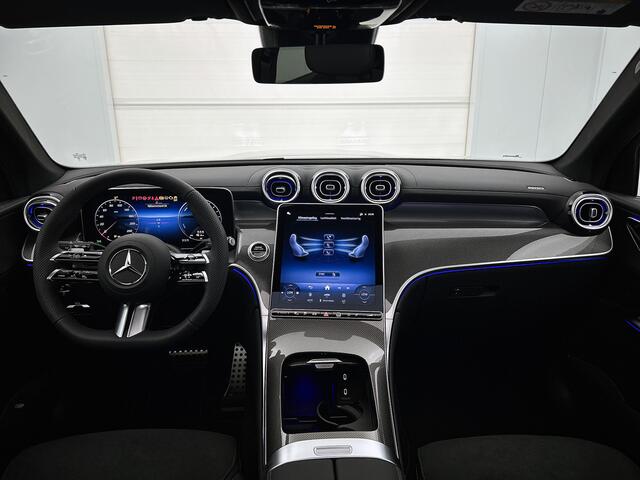 Mercedes-Benz GLC-KLASSE 300e 4MATIC Business Solution AMG | Advanced plus | Nightpakket | Parkeerpakket | Trekhaak | Treeplanken in aluminiumlook | Middenconsole metaalstructuur | Panoramaschuifdak | 20 inch vijfspaaks lichtmetalen AMG-velgen |