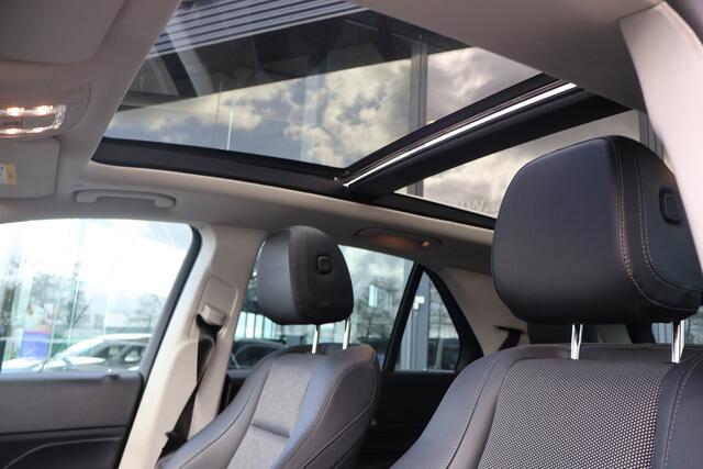 Mercedes-Benz GLE-KLASSE 300 d 4MATIC l Panoramadak l MBUX l Camera l LED High performance l Spiegel pakket l Smartphone integratie l Wegklapbare trekhaak l Elektrische bedienbare achterklep l Tempomaat l Dode hoek assistent l Adaptief groot licht assistent l BTW auto I Parkeer p