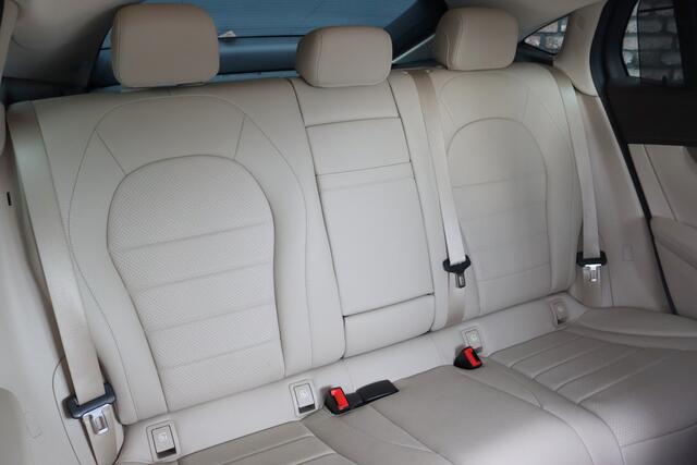 Mercedes-Benz Glc Coupé 300 4MATIC AMG Line | Dodehoekassistent | Camera | Multibeam LED | Stoelverwarming | Spoorpakket | Leder | Zonnerollo's | Navigatie | Cruise Control |