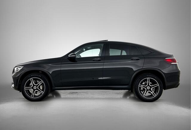 Mercedes-Benz Glc Coupé 300e AMG Nightpakket | Schuif-Kanteldak | Trekhaak | Zadelbruin Interieur | Sfeerverlichting | Stoelverwarming | CarPlay | LED | Inclusief 24 maanden Mercedes-Benz Certified garantie voor Europa.