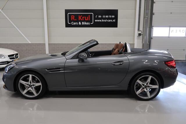 Mercedes-Benz SLC-KLASSE 200 AMG Leer Nekverwarming Panoramadak Navigatie Camera Ambiente verlichting 18 inch 1e Eigenaar Dealer onderhouden Seleniet grijs Automaat Flippers Boekjes aanwezig Zeer nette staat