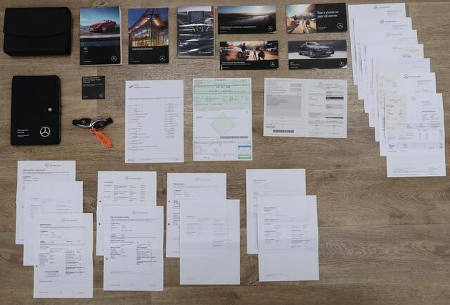 Mercedes-Benz SLC-KLASSE 200 AMG Leer Nekverwarming Panoramadak Navigatie Camera Ambiente verlichting 18 inch 1e Eigenaar Dealer onderhouden Seleniet grijs Automaat Flippers Boekjes aanwezig Zeer nette staat