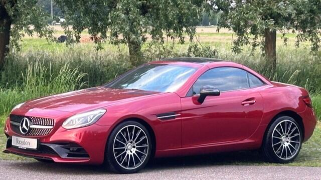 Mercedes-Benz SLC-KLASSE 200 AMG-LINE AUTOMAAT 22.000KM!!! UNIEK!! UNIEK!! CLIMATE CONTROL, NAVIGATIE, LEER, STOELVERWARMING, NEKVERWARMING, WINDSCHERM, NIGHTPAKKET, PANORAMADAK, DODEHOEK ASSIST, PARKEERHULP V/A, LED-LICHT, 18"AMG-VELGEN, ENZ. ENZ.