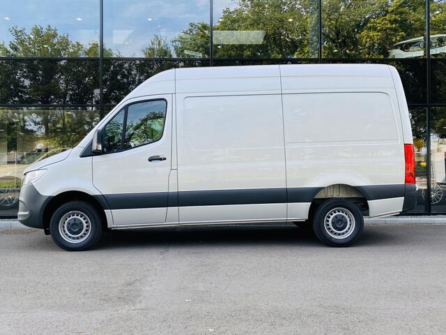 Mercedes-Benz SPRINTER 317 CDI L2H2 // Zilver grijs // AUTOMAAT // Passagiersbank // Trekhaak 2.800kg // Airco // Cruise Control // Betimmerde Laadruimte // Touchscreen Navigatie //