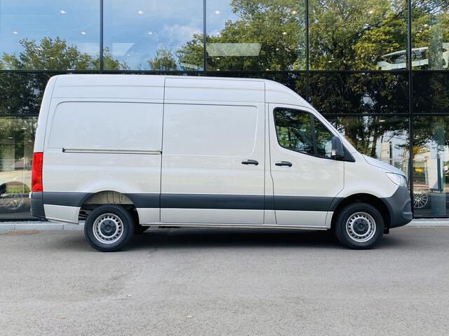Mercedes-Benz SPRINTER 317 CDI L2H2 // Zilver grijs // AUTOMAAT // Passagiersbank // Trekhaak 2.800kg // Airco // Cruise Control // Betimmerde Laadruimte // Touchscreen Navigatie //