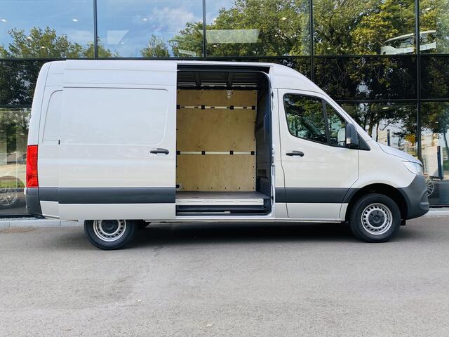 Mercedes-Benz SPRINTER 317 CDI L2H2 // Zilver grijs // AUTOMAAT // Passagiersbank // Trekhaak 2.800kg // Airco // Cruise Control // Betimmerde Laadruimte // Touchscreen Navigatie //