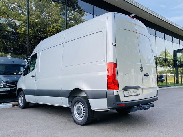 Mercedes-Benz SPRINTER 317 CDI L2H2 // Zilver grijs // AUTOMAAT // Passagiersbank // Trekhaak 2.800kg // Airco // Cruise Control // Betimmerde Laadruimte // Touchscreen Navigatie //
