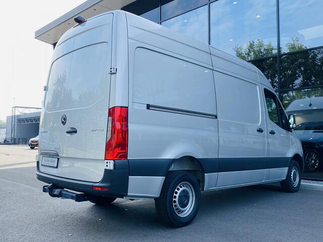 Mercedes-Benz SPRINTER 317 CDI L2H2 // Zilver grijs // AUTOMAAT // Passagiersbank // Trekhaak 2.800kg // Airco // Cruise Control // Betimmerde Laadruimte // Touchscreen Navigatie //