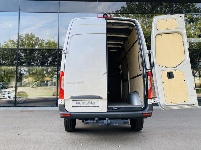 Mercedes-Benz SPRINTER 317 CDI L2H2 // Zilver grijs // AUTOMAAT // Passagiersbank // Trekhaak 2.800kg // Airco // Cruise Control // Betimmerde Laadruimte // Touchscreen Navigatie //