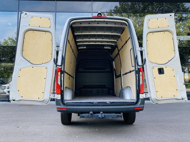 Mercedes-Benz SPRINTER 317 CDI L2H2 // Zilver grijs // AUTOMAAT // Passagiersbank // Trekhaak 2.800kg // Airco // Cruise Control // Betimmerde Laadruimte // Touchscreen Navigatie //