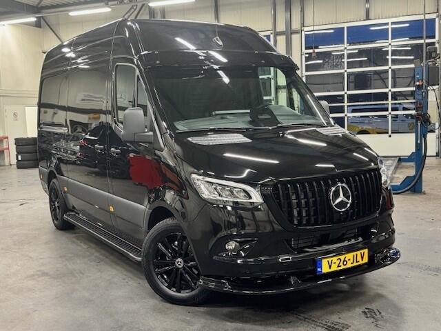 Mercedes-Benz SPRINTER 319 1.9 CDI L2 l Distronic l 3,5 t Trekhaak l LED l Facelift l Apple Carplay l MBUX 10,2 l Camera l Geveerde Chauffeurstoel l Tweezitsbank l Stoelverwarming l Draadloos opladen l Houten vloer l Tussenschot l Zijwanden betimmerd l Winterpakket l WET WIPER 