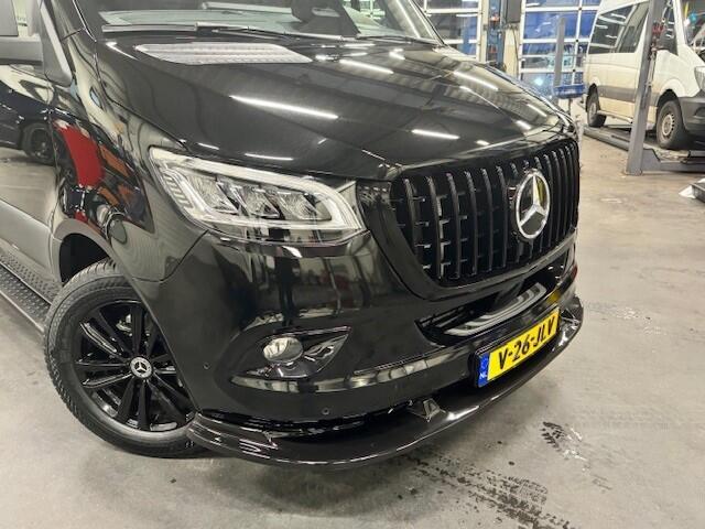Mercedes-Benz SPRINTER 319 1.9 CDI L2 l Distronic l 3,5 t Trekhaak l LED l Facelift l Apple Carplay l MBUX 10,2 l Camera l Geveerde Chauffeurstoel l Tweezitsbank l Stoelverwarming l Draadloos opladen l Houten vloer l Tussenschot l Zijwanden betimmerd l Winterpakket l WET WIPER 