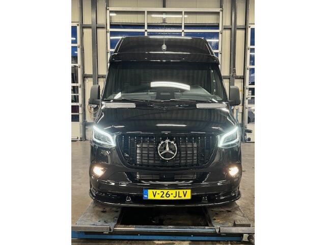 Mercedes-Benz SPRINTER 319 1.9 CDI L2 l Distronic l 3,5 t Trekhaak l LED l Facelift l Apple Carplay l MBUX 10,2 l Camera l Geveerde Chauffeurstoel l Tweezitsbank l Stoelverwarming l Draadloos opladen l Houten vloer l Tussenschot l Zijwanden betimmerd l Winterpakket l WET WIPER 