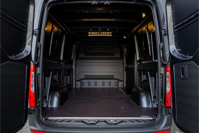 Mercedes-Benz SPRINTER 319 1.9 CDI L2H1 Black Pack Distronic Camera Trekhaak 3.5T