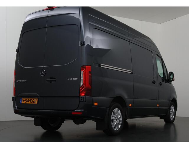 Mercedes-Benz SPRINTER 319 CDI L2 H2 Select | Aut. | Geveerde Comfortstoel bestuurder | Dodehoek Assistent| Voorbereiding Distronic | Parkeercamera + Sensoren V+A | Airco | 3-zits | Led Koplampen | 3500 KG. AHW | NIEUW |