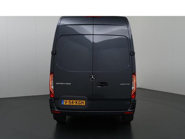 Mercedes-Benz SPRINTER 319 CDI L2 H2 Select | Aut. | Geveerde Comfortstoel bestuurder | Dodehoek Assistent| Voorbereiding Distronic | Parkeercamera + Sensoren V+A | Airco | 3-zits | Led Koplampen | 3500 KG. AHW | NIEUW |