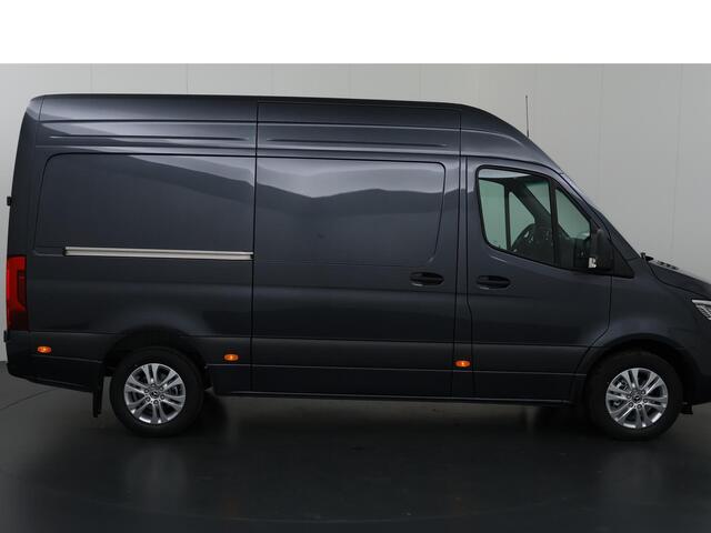 Mercedes-Benz SPRINTER 319 CDI L2 H2 Select | Aut. | Geveerde Comfortstoel bestuurder | Dodehoek Assistent| Voorbereiding Distronic | Parkeercamera + Sensoren V+A | Airco | 3-zits | Led Koplampen | 3500 KG. AHW | NIEUW |