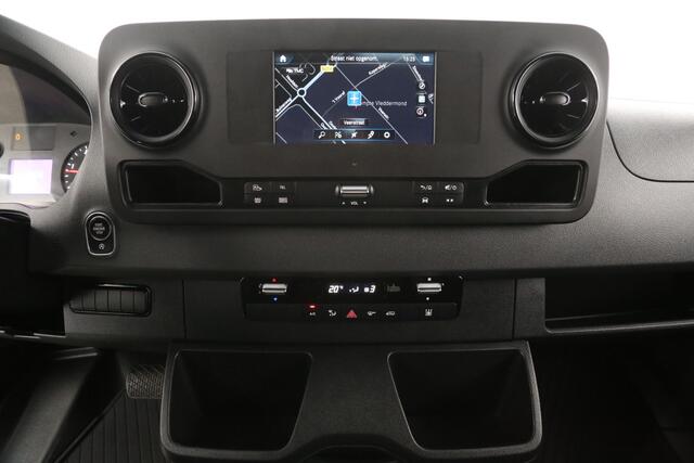 Mercedes-Benz SPRINTER 319 3.0 CDI L2H1 V6 191PK Automaat Airco Cruise Carplay Camera Navigatie 3 Persoons Trekhaak