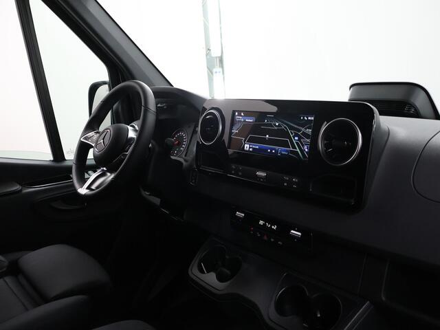 Mercedes-Benz SPRINTER 319 CDI L2 H2 Select | Aut. | EDITION | LM Velgen | Spoilerpakket | Treeplanken | Zonneklep | Keyless Go | Parkeercamera | Bluetooth | Airco | 3-zits | Led Koplampen | 3500 KG. AHW | NIEUW |