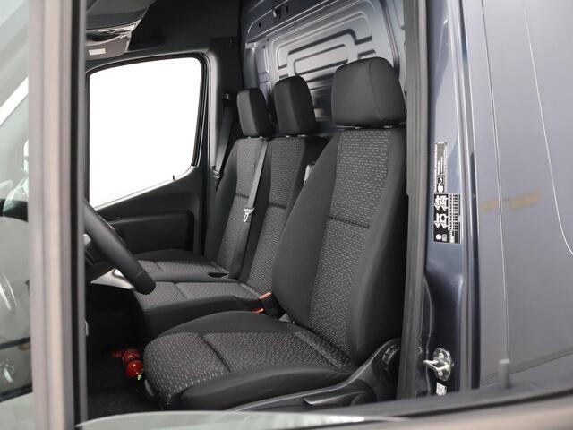 Mercedes-Benz SPRINTER 319 CDI Aut. | L2 H2 | Pro | 3500 KG. AHW | LM Velgen | 3-zits | LED | Parkeercamera | Carplay | Trekhaak | BPM-Vrij |
