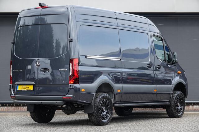 Mercedes-Benz SPRINTER 4x4 319Cdi 190Pk 9G-tronic | L2H2 | 2xSchuifdeur | Stoel-Bank | Leder | 4WD | AWD | Bullbar | Treeplanken | 18'' All Terrain | Tenoriet Grijs