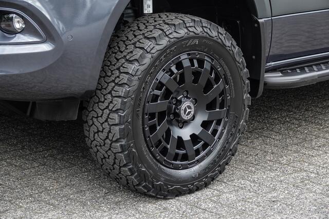 Mercedes-Benz SPRINTER 4x4 319Cdi 190Pk 9G-tronic | L2H2 | 2xSchuifdeur | Stoel-Bank | Leder | 4WD | AWD | Bullbar | Treeplanken | 18'' All Terrain | Tenoriet Grijs