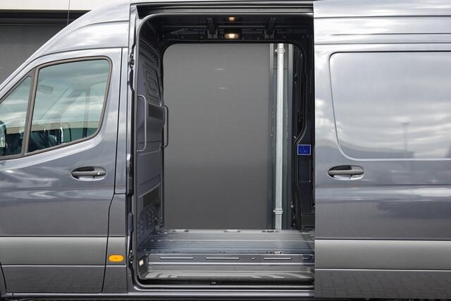Mercedes-Benz SPRINTER 4x4 319Cdi 190Pk 9G-tronic | L2H2 | 2xSchuifdeur | Stoel-Bank | Leder | 4WD | AWD | Bullbar | Treeplanken | 18'' All Terrain | Tenoriet Grijs