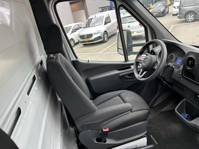 Mercedes-Benz SPRINTER 515 1.9 CDI / 126 dkm / Box 4.4 mtr / Laadklep / APK 07-26