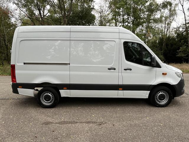 Mercedes-Benz SPRINTER 317 1.9 CDI L2H1 RWD Functional 2022 | Navigatie | Cruise controle | Stoelverwarming | Airco | Multifunctioneel stuurwiel | 6 versnellingen | Camera | Boekjes |