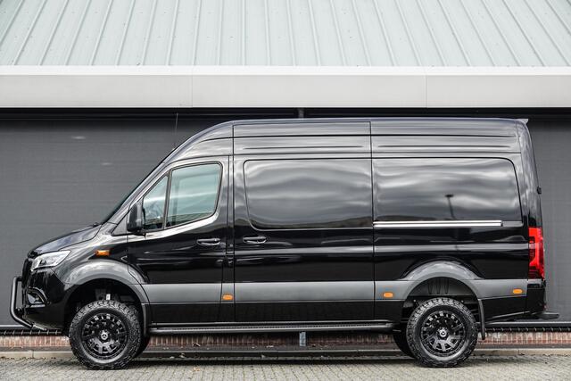 Mercedes-Benz SPRINTER 4x4 319Cdi 190Pk 9G-tronic | L2H2 | 2x Schuifdeur | 4WD | AWD | Bullbar | Treeplanken | 18'' All Terrain | Obsidian Black