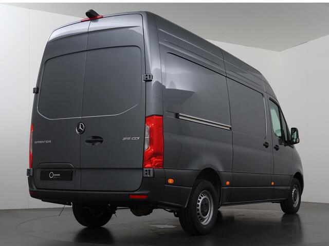 Mercedes-Benz SPRINTER 315 CDI | L2 H2 | RWD | Aut. | PRO | BPM VRIJ! | ACHTERUITRIJCAMERA | 3500 KG AHW | DODEHOEKASSISTENT | AIRCO | CRUISE | CARPLAY | ANDROID AUTO | METALLIC | 3-ZITS | MBUX SYSTEEM GROOT