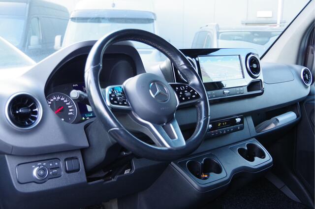 Mercedes-Benz SPRINTER 319 3.0 CDI V6 L2H2 AUT. LED, 360 CAMERA, ADAPT. CRUISE, TREKHAAK, MBUX 10'', STANDKACHEL, NAVI, CLIMA, PARKEERSENSOREN, APPLE CARPLAY, STOELVERWARMING