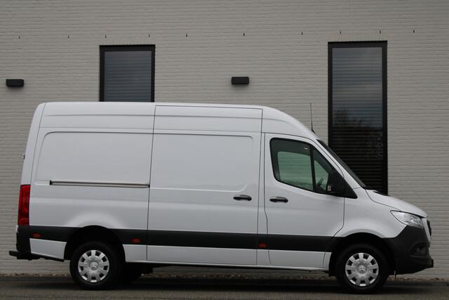 Mercedes-Benz SPRINTER 319 3.0 CDI / L2H2 / Apple CarPlay / Camera / Gereedschap kasten / Nette Staat.