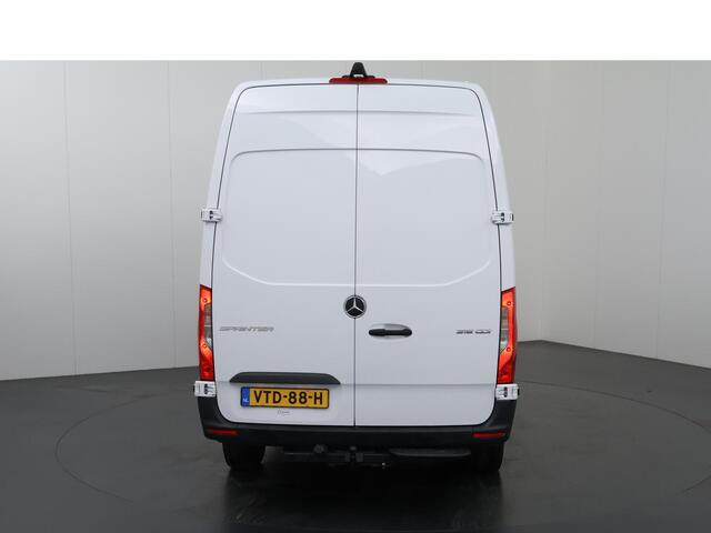 Mercedes-Benz SPRINTER 315 CDI | L2 H2 | RWD | Aut. | DUBBEL CABINE | NL AUTO | DEALER ONDERHOUDEN | 6-ZITS | 2800KG TREKHAAK | GROOT NAVIGATIE 10.25" | CAMERA | CRUISE | AIRCO | BETIMMERDE LAADRUIMTE | CARPLAY | ANDROID AUTO