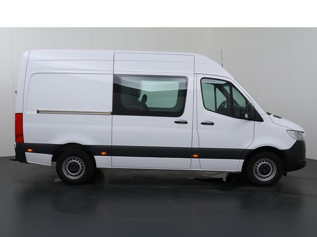 Mercedes-Benz SPRINTER 315 CDI | L2 H2 | RWD | Aut. | DUBBEL CABINE | NL AUTO | DEALER ONDERHOUDEN | 6-ZITS | 2800KG TREKHAAK | GROOT NAVIGATIE 10.25" | CAMERA | CRUISE | AIRCO | BETIMMERDE LAADRUIMTE | CARPLAY | ANDROID AUTO