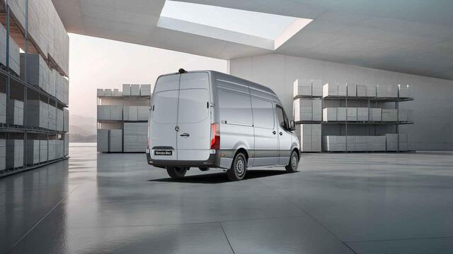 Mercedes-Benz SPRINTER 317 CDI | L2 H2 | PRO | AUTOMAAT | ACHTERUITRIJCAMERA | NAVIGATIE | CRUISE CONTROL | BETIMMERDE LAADRUIMTE | DIEP ZWART | 3-ZITS | LICHT -/ REGEN SENSOR