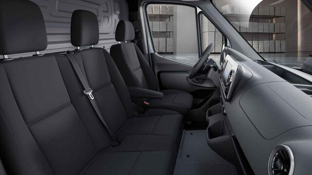 Mercedes-Benz SPRINTER 317 CDI | L2 H2 | PRO | AUTOMAAT | ACHTERUITRIJCAMERA | NAVIGATIE | CRUISE CONTROL | BETIMMERDE LAADRUIMTE | DIEP ZWART | 3-ZITS | LICHT -/ REGEN SENSOR