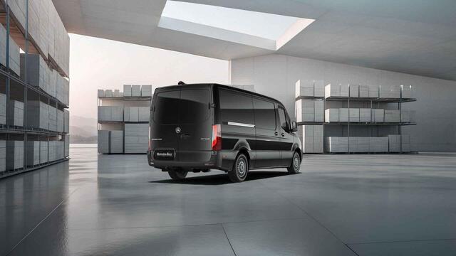 Mercedes-Benz SPRINTER 317 CDI | L2 H1 | PRO | AUTOMAAT | ACHTERUITRIJCAMERA | NAVIGATIE | CRUISE CONTROL | TREKHAAK | BETIMMERDE LAADRUIMTE | DIEP ZWART | 3-ZITS | LICHT -/ REGEN SENSOR