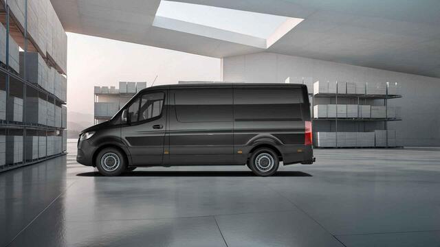 Mercedes-Benz SPRINTER 317 CDI | L2 H1 | PRO | AUTOMAAT | ACHTERUITRIJCAMERA | NAVIGATIE | CRUISE CONTROL | TREKHAAK | BETIMMERDE LAADRUIMTE | DIEP ZWART | 3-ZITS | LICHT -/ REGEN SENSOR