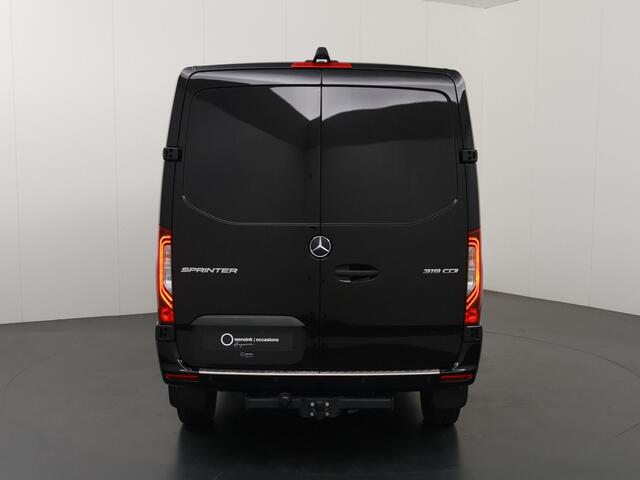 Mercedes-Benz SPRINTER 319 CDI | 190 PK | L2 H1 | AUTOMAAT | 3500 KG TREKHAAK | LED | LEDER ZWART | ADAPTIEVE CRUISE | NAVIGATIE | CAMERA | AIRCO | BETIMMERDE LAADRUIMTE | PARKEERSENSOREN | DODEHOEKDETECTIE | STOELVERWARMING