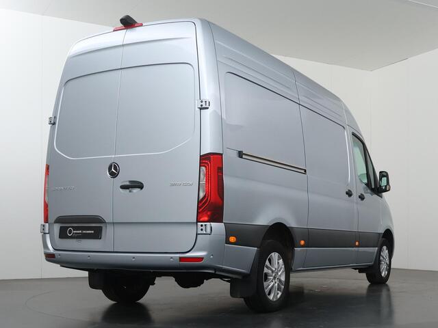 Mercedes-Benz SPRINTER 319 CDI | Aut. | L2 H2 | Select | Bumpers In Kleur | Navigatie | Distronic Plus | Klasse 3 Alarm | Airco | Parkeerpakket | Dodehoekassistent | Led Verlichting | Geveerde Comfortstoel en Bijrijdersbank | Certified |