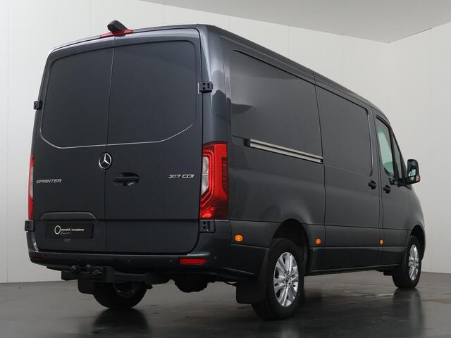 Mercedes-Benz SPRINTER 317 CDI | Aut. | L2 H1 | SELECT | ACHTERUITRIJCAMERA | NAVIGATIE | CRUISE CONTROL | TREKHAAK | BETIMMERDE LAADRUIMTE | 3-ZITS | LICHT -/ REGEN SENSOR | CERTIFIED