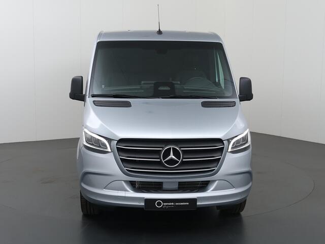 Mercedes-Benz SPRINTER 319 CDI | Aut. | L2 H1 | Select | Distronic | 3500 KG Trekhaak | 17" Lichtmetalen Wielen | Navigatie | Parkeercamera | LED Koplampen | Vloer+Zijwanden | Certified